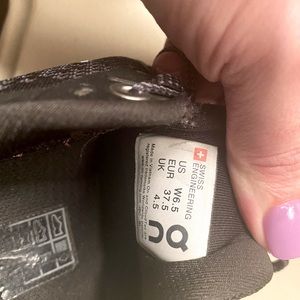 On cloud running shoes purple/ charcoal size 6.5